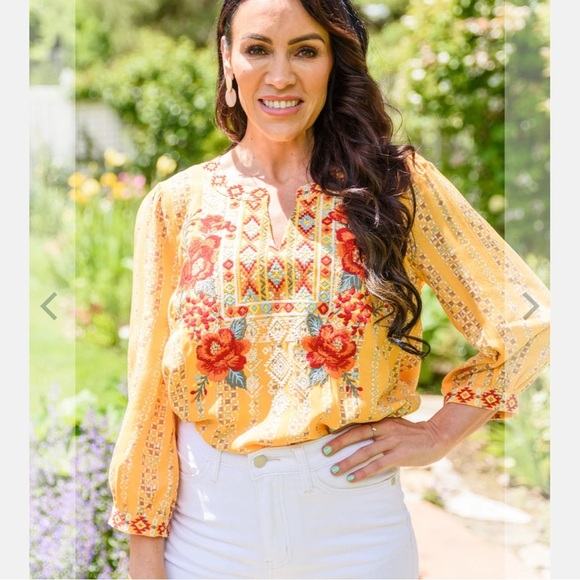 Savanna Jane Boutique Notched Neckline Floral Embroidery A Line Shirt, Size M - Picture 1 of 12